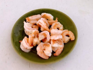 14、莴笋炒虾仁,把虾仁盛出来备用