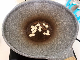 15、莴笋炒虾仁,利用锅里的余油煸炒蒜片，炒出香味