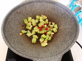 17、莴笋炒虾仁,加入小米辣，翻炒均匀