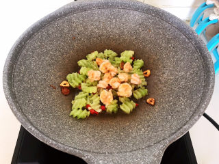 18、莴笋炒虾仁,加入炒好的虾仁