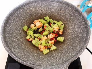 19、莴笋炒虾仁,翻炒均匀