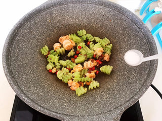 20、莴笋炒虾仁,加入精盐，翻炒均匀