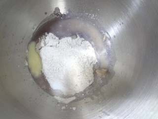 1、 黑米鸡蛋蔬菜汉堡,将除黄油之外的材料加入厨师机桶内