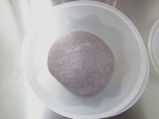 5、 黑米鸡蛋蔬菜汉堡,整理成光滑的面团放入发酵碗中，带上保鲜膜开始一发26度