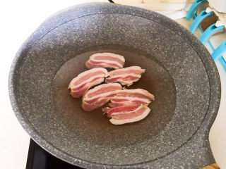 6、韩国海带汤,五花肉冷水下锅，烧开后焯水2分钟