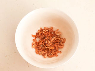 10、韩国海带汤,干虾仁放入碗里