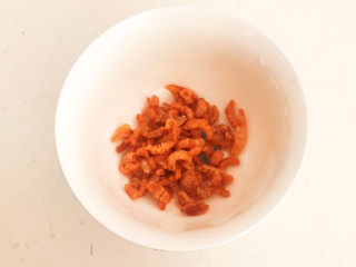 12、韩国海带汤,把干虾仁清洗干净，捞出来备用