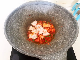 16、韩国海带汤,加入五花肉勺