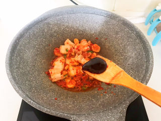 17、韩国海带汤,煸炒2分钟，加入蚝油