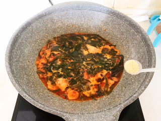 25、韩国海带汤,加入鸡精调味