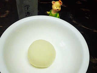 3、苦瓜发面饼,揉至光滑面团，包上保鲜膜进行发酵