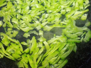 8、苦瓜发面饼,快速焯水，几秒就好。