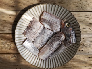 1、红烧带鱼,带鱼处理干净洗净晾干（或用厨房纸吸干表面的水）切约6-7厘米的段，然后两面打花刀。