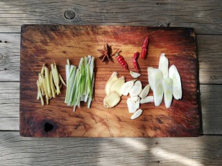 2、红烧带鱼,葱姜一部分切片，一部分切丝，蒜切片备用。