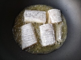 6、红烧带鱼,锅中适量油（用来煎鱼不用太多）烧至5成热后下鱼，不要翻动。