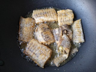 8、红烧带鱼,将两面都煎挺实。