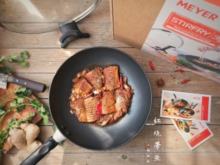 15、红烧带鱼,工欲善其事，必先利其器。要想把鱼做得好，鱼肉完整不散，不粘；鱼皮不破，首先要有一口囡姐这样的好锅来加持。