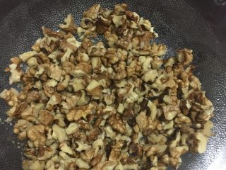 2、核桃枣酥,核桃捏碎