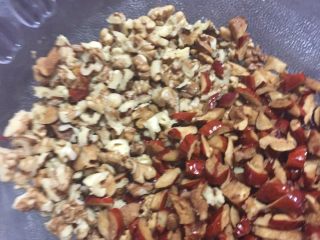 3、核桃枣酥,枣泡发用剪碎