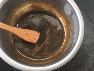 4、核桃枣酥,红糖隔水融化，放点水化的快