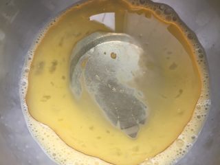 5、核桃枣酥,鸡蛋加油打散