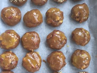 8、核桃枣酥,揉成小球，刷蛋黄