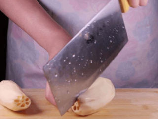 2、五花肉拿来这样做，比红烧肉还要好吃百倍！,将所有食材洗净后，我们先将藕去皮洗净后，切成长条的藕条备用。