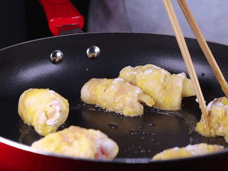 11、五花肉拿来这样做，比红烧肉还要好吃百倍！,锅中加入少许的油，将处理好的肉卷下锅煎。