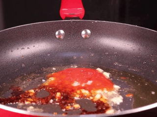 13、五花肉拿来这样做，比红烧肉还要好吃百倍！,锅中留有少许的油，将蒜末下锅炒香，加入2大勺的白砂糖、一小勺的白醋、2大勺的番茄酱、2大勺的生抽、一小勺的白醋。