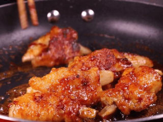 14、五花肉拿来这样做，比红烧肉还要好吃百倍！,将酱料炒香后加入煎好的排骨下锅翻炒。