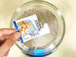 3、荞麦馒头,加入酵母