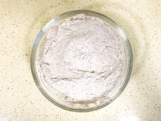 4、荞麦馒头,用筷子搅拌均匀