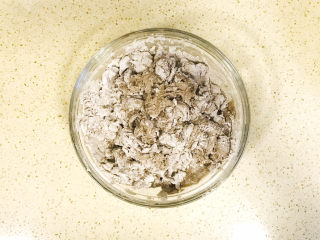 5、荞麦馒头,加入清水，搅拌成面絮