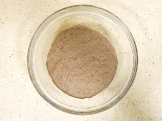 6、荞麦馒头,用手调成光滑的面团