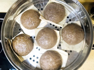 14、荞麦馒头,大火烧开，看到开锅后，继续大火二十分钟就可以关火了，继续焖五分钟，就可以开锅了