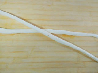 2、金枝糖醋山药,铁棍山药，洗净去皮。