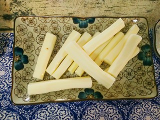 3、金枝糖醋山药,铁棍山药切成10厘米左右的小段。