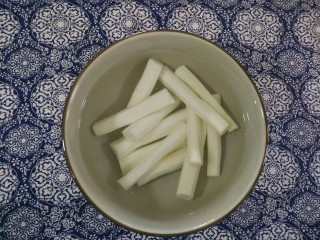 4、金枝糖醋山药,放进凉水泡10分钟，去除粘液。