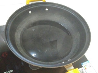 5、金枝糖醋山药,锅里烧水，加一勺白醋，把铁棍山药焯水一分钟。