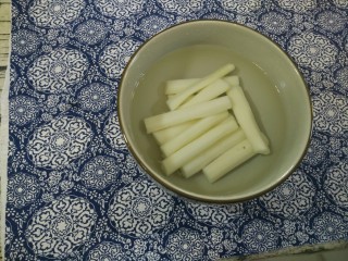 6、金枝糖醋山药,焯水后过凉。