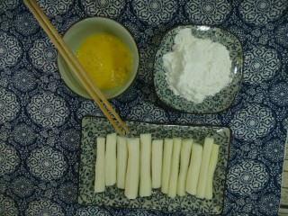 7、金枝糖醋山药,铁棍山药粘一层淀粉，一层鸡蛋液。