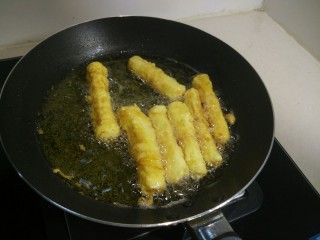 9、金枝糖醋山药,油温7成左右炸至金黄。