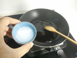 11、金枝糖醋山药,水淀粉，醋，生抽，糖，倒进锅里大火烧开。