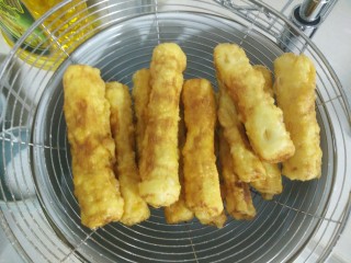 10、金枝糖醋山药,捞出控油。