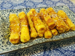 12、金枝糖醋山药,糖醋汁淋到炸好的铁棍山药上。