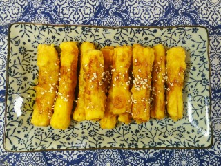 13、金枝糖醋山药,撒上熟白芝麻或者小香葱，就可以开吃了。????