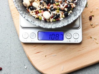 2、天气渐凉，来一碗十谷米粥暖暖身吧,取约100g食材。