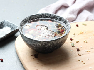 3、天气渐凉，来一碗十谷米粥暖暖身吧,加水浸泡4小时（如果不浸泡，则需要煮制更久）。