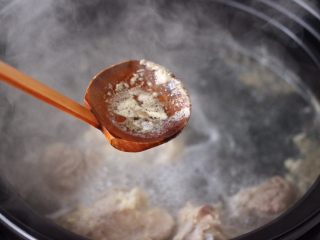 5、榛蘑山药筒骨煲,大火煮沸后，撇去血沫后，看见筒骨的血水没有了，捞出过冷水后沥干备用。