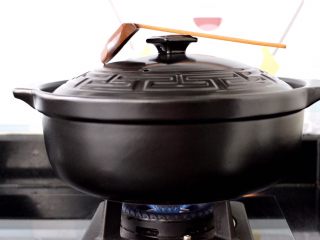 7、榛蘑山药筒骨煲,盖上锅盖大火煮开后，转小火继续炖煮1个小时。